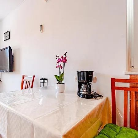 Apartment By The Sea - 10051